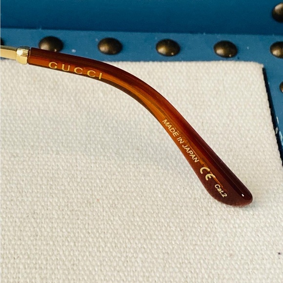 New - 💯 - Authentic  Gucci Ivory and Gold/ Green Gradient GG0522S Cat Eye Sung… - Picture 16 of 17